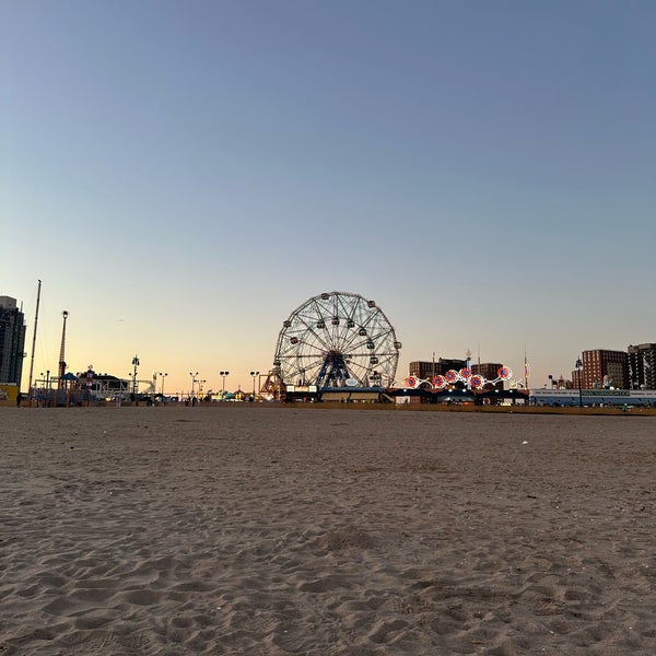 Foto scattata a Coney Island Beach &amp; Boardwalk da Patty O. il 10/1/2023