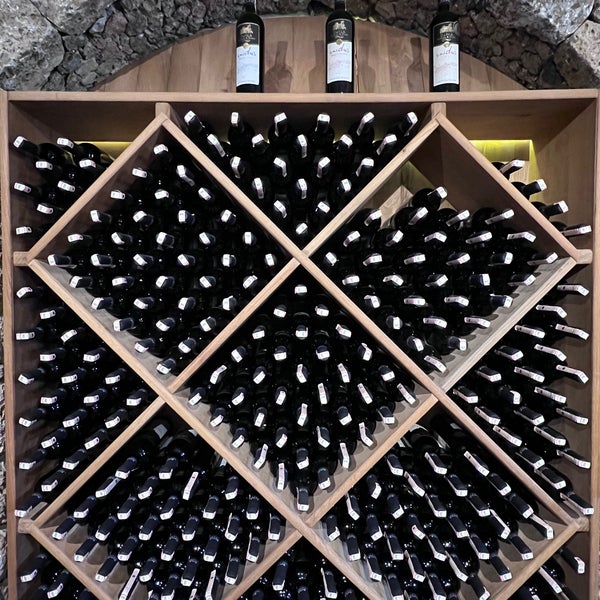 Foto diambil di Datça Vineyard &amp; Winery oleh Mikko C. pada 5/5/2023