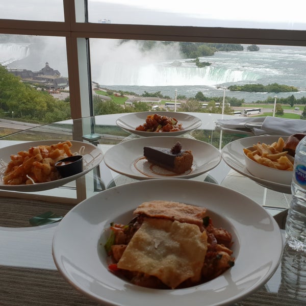 Foto diambil di Niagara Falls Marriott on the Falls oleh Cookie M. pada 9/26/2018