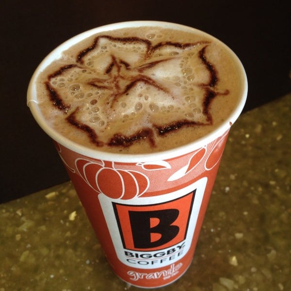 รูปภาพถ่ายที่ Biggby Coffee โดย Jonny A. เมื่อ 10/12/2013