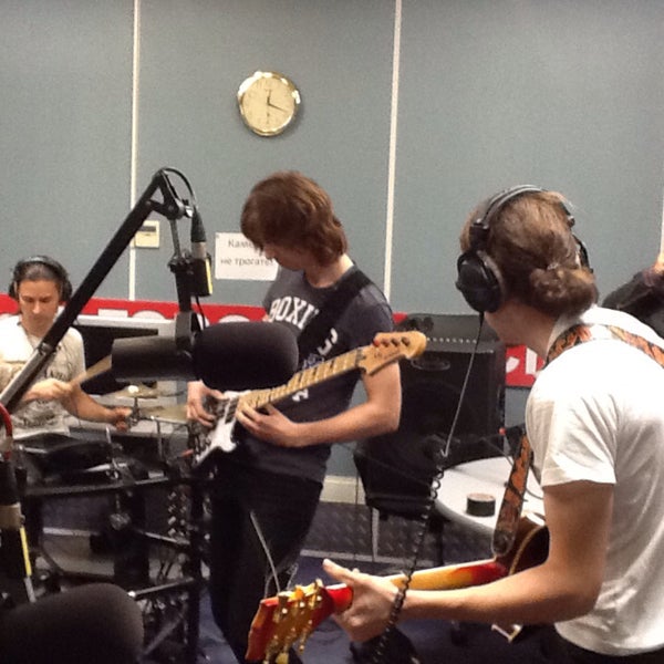 Говорит москва группа. Говорит москва группа. Максим говорит москва. Радио москвы. Говорит москва группа.