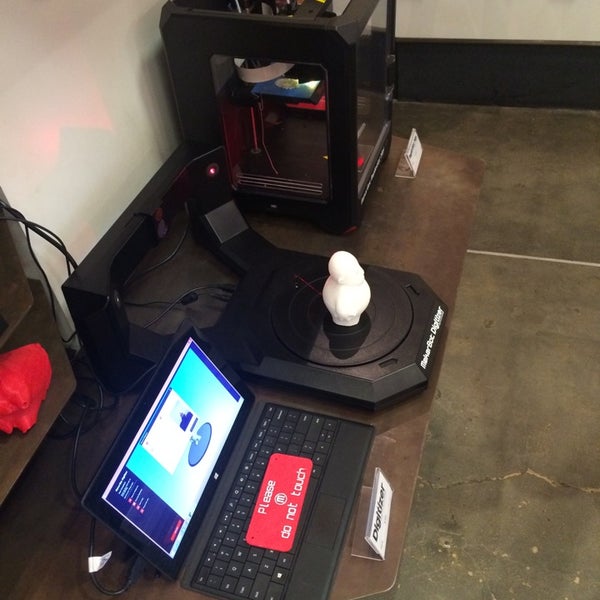 รูปภาพถ่ายที่ MakerBot Store โดย Josh A. เมื่อ 8/17/2014