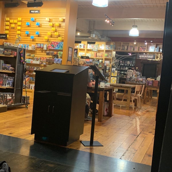 Photo prise au Cafe Mox par Josh A. le10/31/2018