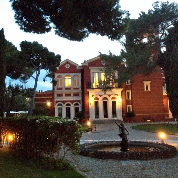 Photo taken at Hotel Mercure Villa Romanazzi Carducci by Remco T. on 2/27/2014