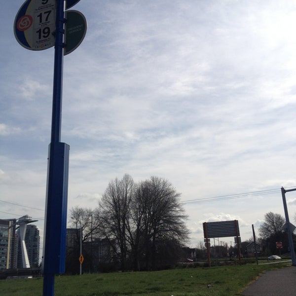 TriMet Stop ID 3116 / SW Kelly Ave & SW Corbett Ave Bus Station