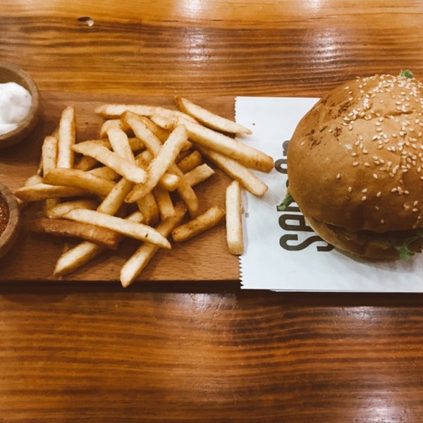 7/27/2019 tarihinde ylzziyaretçi tarafından Cafe Burger 85'de çekilen fotoğraf