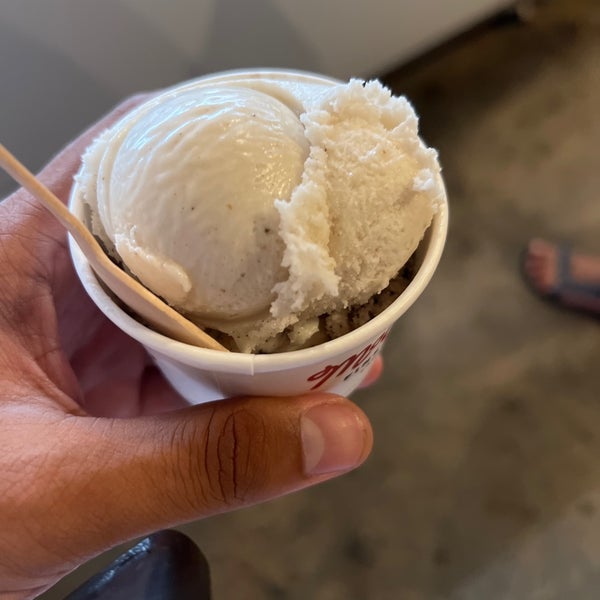 Photo taken at McConnell&#39;s Fine Ice Creams by scott g. on 6/27/2022