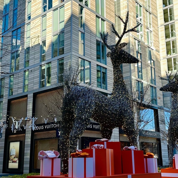 รูปภาพถ่ายที่ CityCenterDC โดย Suliman A. เมื่อ 12/15/2023