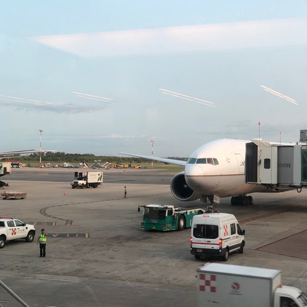 รูปภาพถ่ายที่ Aeropuerto Internacional de Ezeiza - Ministro Pistarini (EZE) โดย Karla M. เมื่อ 1/6/2020