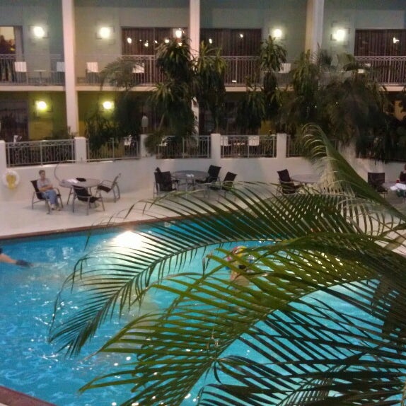 รูปภาพถ่ายที่ Oasis Hotel &amp; Convention Center โดย Chad L. เมื่อ 2/16/2013