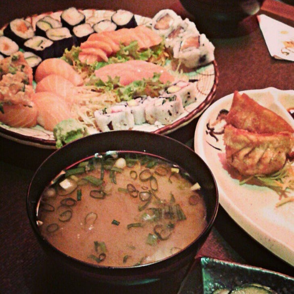 Foto diambil di Zensei Sushi oleh Aline pada 3/5/2013