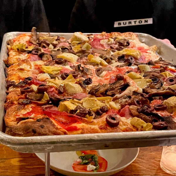 Снимок сделан в Adrienne&#39;s Pizza Bar пользователем Carrie Z. 11/18/2023