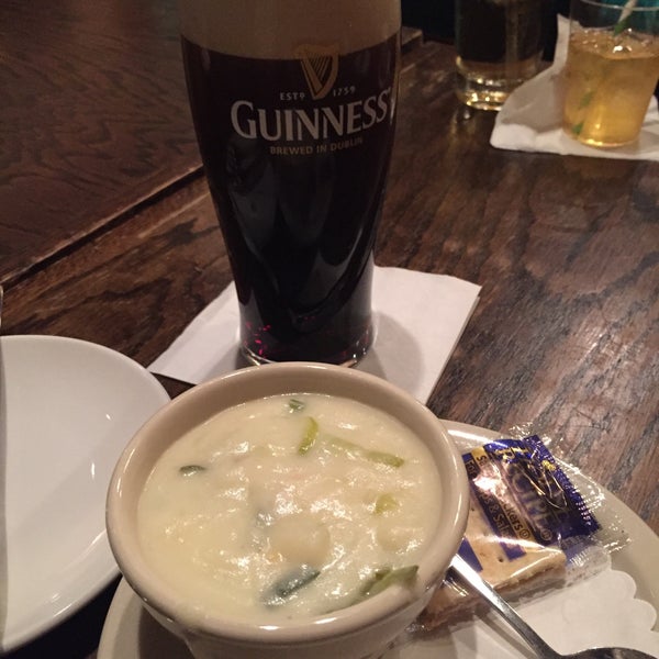 Foto diambil di Galway Bay Irish Restaurant oleh Chris M. pada 3/17/2018