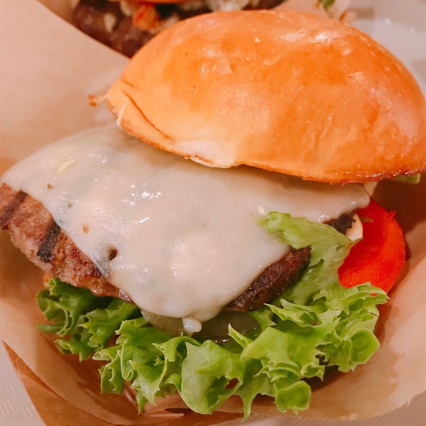 รูปภาพถ่ายที่ Mahaloha Burger โดย やしだ เมื่อ 2/15/2018
