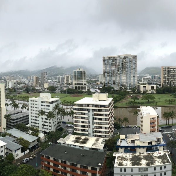 รูปภาพถ่ายที่ Ambassador Hotel Waikiki โดย やしだ เมื่อ 2/15/2018