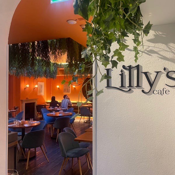 รูปภาพถ่ายที่ Lilly’s Café โดย A เมื่อ 6/2/2022