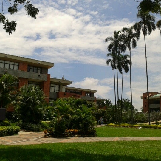 รูปภาพถ่ายที่ Universidad Autónoma de Occidente - Cali โดย Luisa P. เมื่อ 3/19/2013
