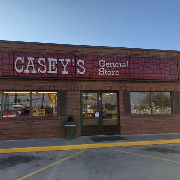 Foto tomada en Casey&#39;s  por Benton el 4/10/2018