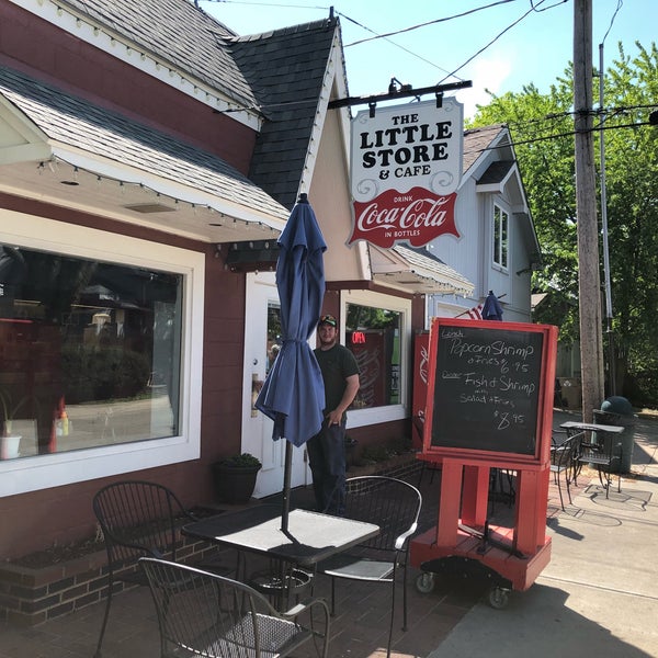 Foto tirada no(a) The Little Store &amp; Deli por Benton em 5/4/2018