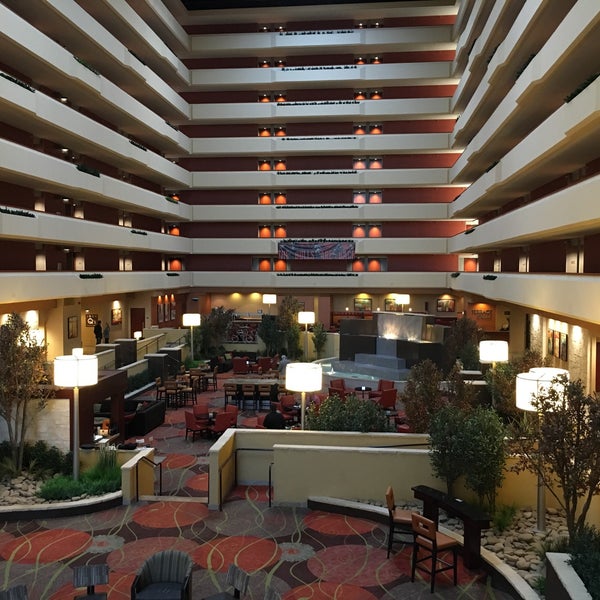รูปภาพถ่ายที่ University Plaza Hotel And Convention Center Springfield โดย Benton เมื่อ 9/7/2017