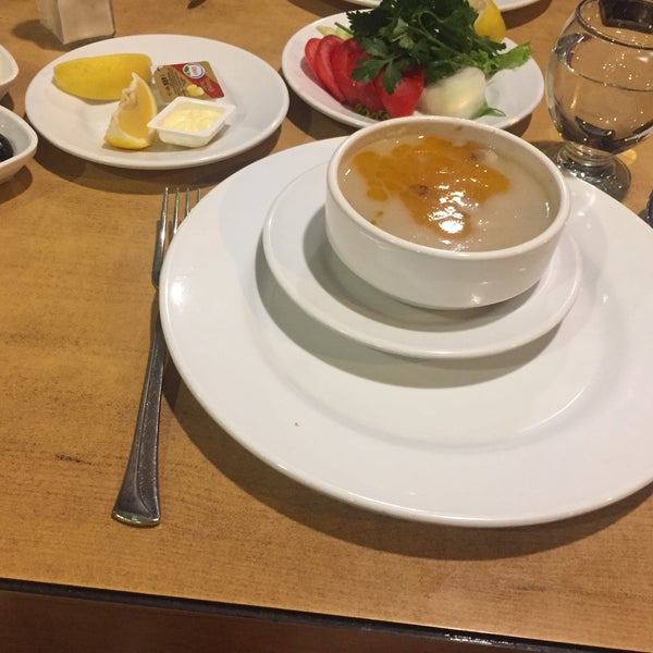 รูปภาพถ่ายที่ Şefin Yeri Restaurant โดย Nisa Ünver เมื่อ 7/24/2021