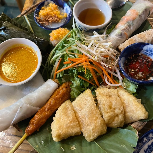 Foto diambil di Madam Thu: Taste of Hue oleh Juan Carlos A. pada 11/29/2023