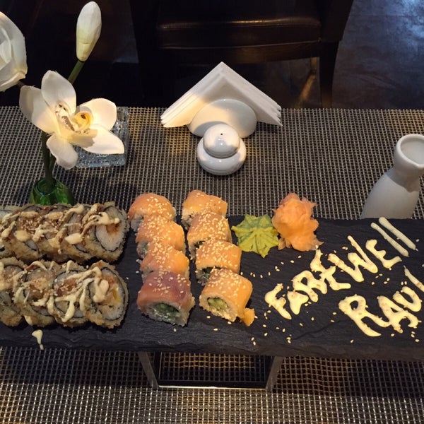 Foto tirada no(a) Yuka Kaiten Sushi por Maleyka V. em 10/20/2015