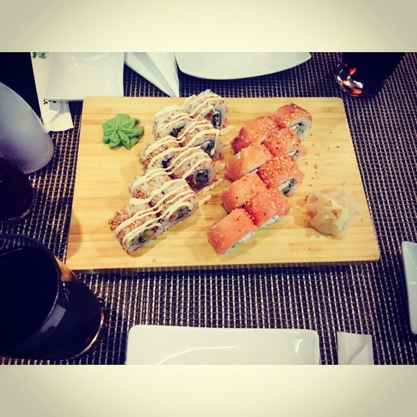 Foto tirada no(a) Yuka Kaiten Sushi por Maleyka V. em 9/22/2015