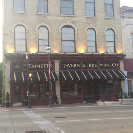 Foto scattata a Emmett&#39;s Tavern &amp; Brewing Co. da Wayne C. il 6/14/2014