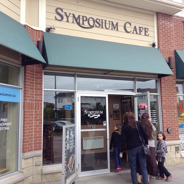 Foto tomada en Symposium Cafe Restaurant Cambridge  por Moe T. el 9/13/2015