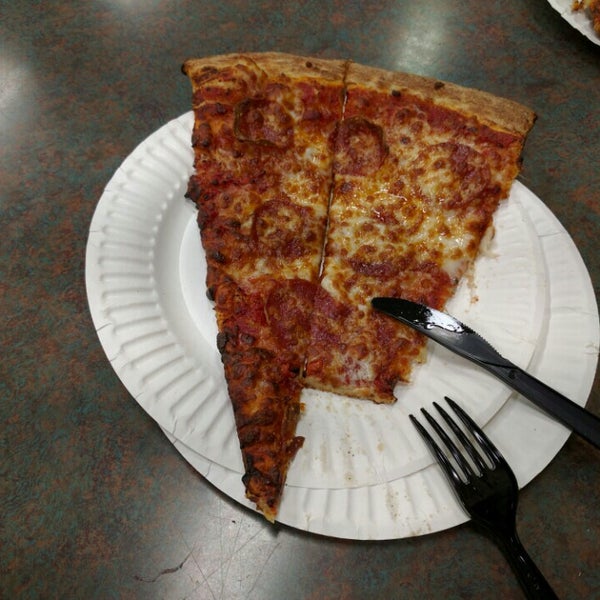 Снимок сделан в Pizza Zone &#39;N&#39; Grill пользователем Tyler C. 6/30/2016