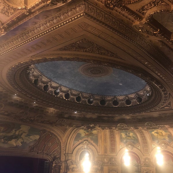 Foto diambil di The Chicago Theatre oleh Andrii pada 2/15/2023