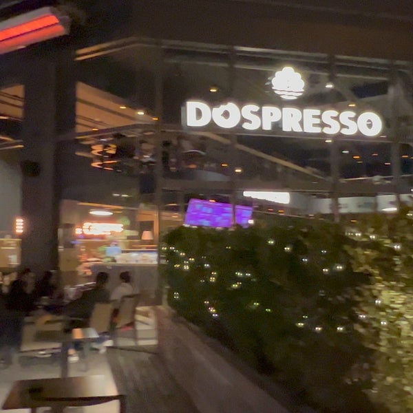 Foto diambil di DOSPRESSO Bombty Coffee &amp; Donut oleh R K. pada 4/18/2022
