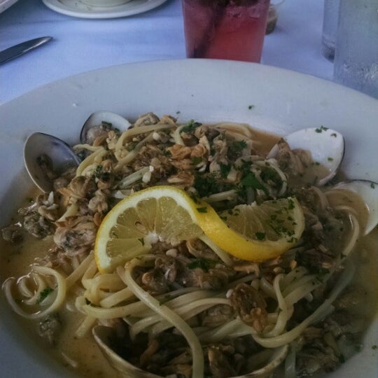 Das Foto wurde bei Carmine’s Italian Restaurant &amp; Bar von Teri T. am 8/18/2014 aufgenommen