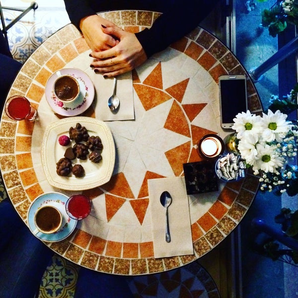 Foto diambil di Hümaliva Çikolata &amp; Kahve oleh Ceren A. pada 10/20/2015