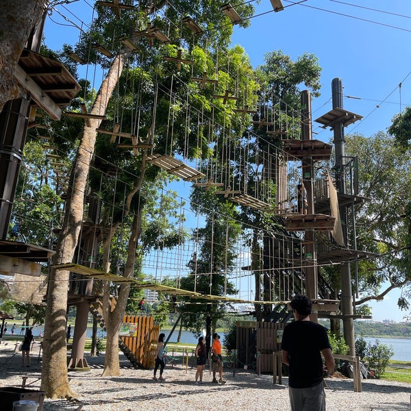 รูปภาพถ่ายที่ Forest Adventure (Bedok Reservoir Park) โดย Julian L. เมื่อ 6/4/2022