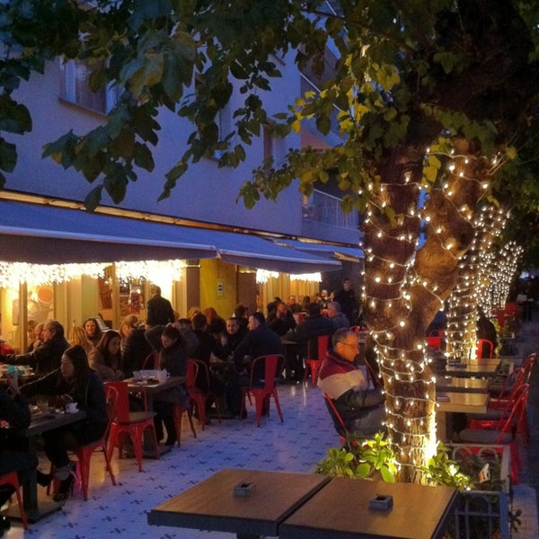 Photo taken at Sir Winston Tea House by Rafet Selim Ö. on 1/13/2013
