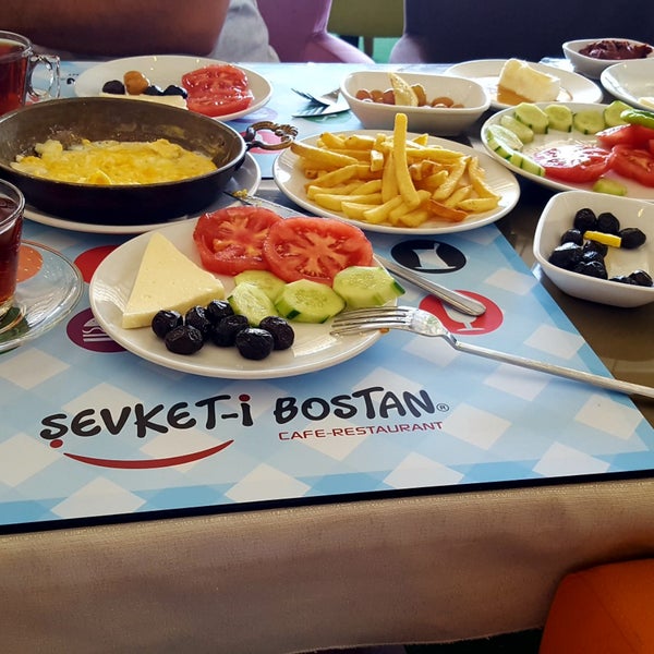 Foto diambil di Cafe Incir6 oleh Şule E. pada 7/22/2018
