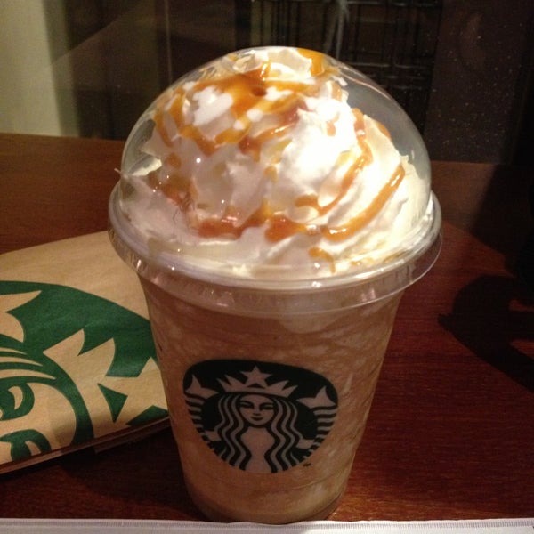 Снимок сделан в Starbucks пользователем caroline V. 4/26/2013