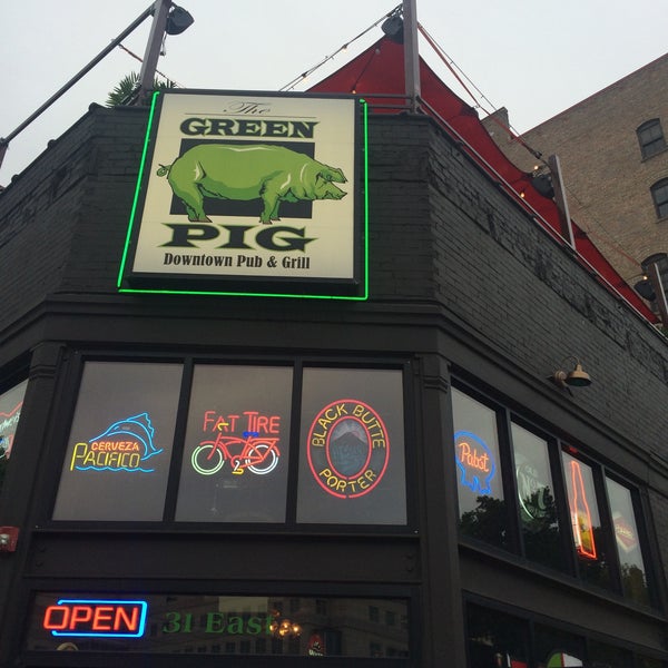 รูปภาพถ่ายที่ The Green Pig Pub โดย J.B.J. เมื่อ 5/22/2015
