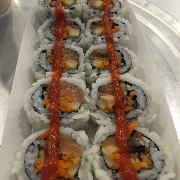 Photo taken at Rollbotto Sushi by Rudi G. on 10/8/2015