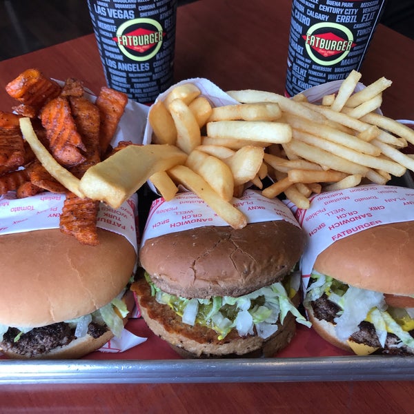 Foto diambil di Fatburger oleh kooi pada 3/11/2018