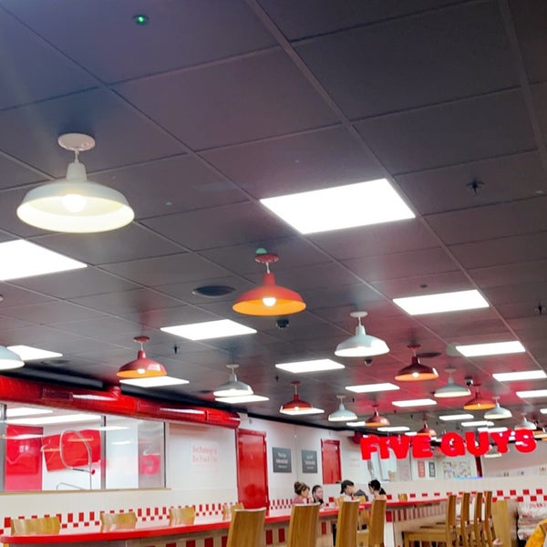 Photo taken at Five Guys by WZ44 . on 7/19/2022