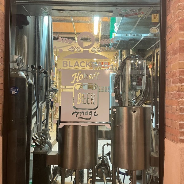 Foto diambil di Black Lab Brewhouse &amp; Kitchen oleh Sidu S. pada 9/5/2022