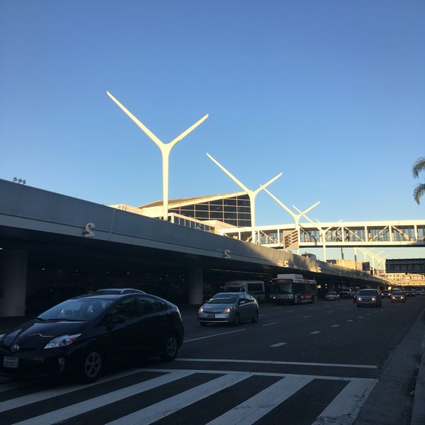 Снимок сделан в Международный аэропорт Лос-Анджелес (LAX) пользователем Sali K. 12/20/2016