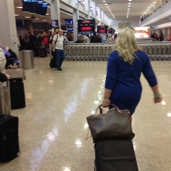 Foto tomada en Aeropuerto Internacional de Salt Lake City (SLC)  por Jenny J. el 5/1/2013