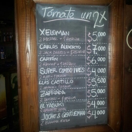 Foto tirada no(a) Tavarua Public Bar por Luis C. em 11/21/2012