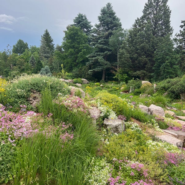 รูปภาพถ่ายที่ Denver Botanic Gardens โดย Paudrey H. เมื่อ 6/12/2023