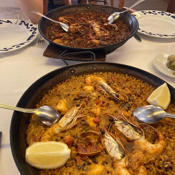 Great atmosphere (with live music, typical spanish songs), amazing ´no problemo´ staff and very tasty food (paella, fideuà).