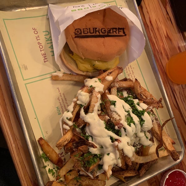 Foto tirada no(a) BurgerFi por Mohammed. em 1/5/2019